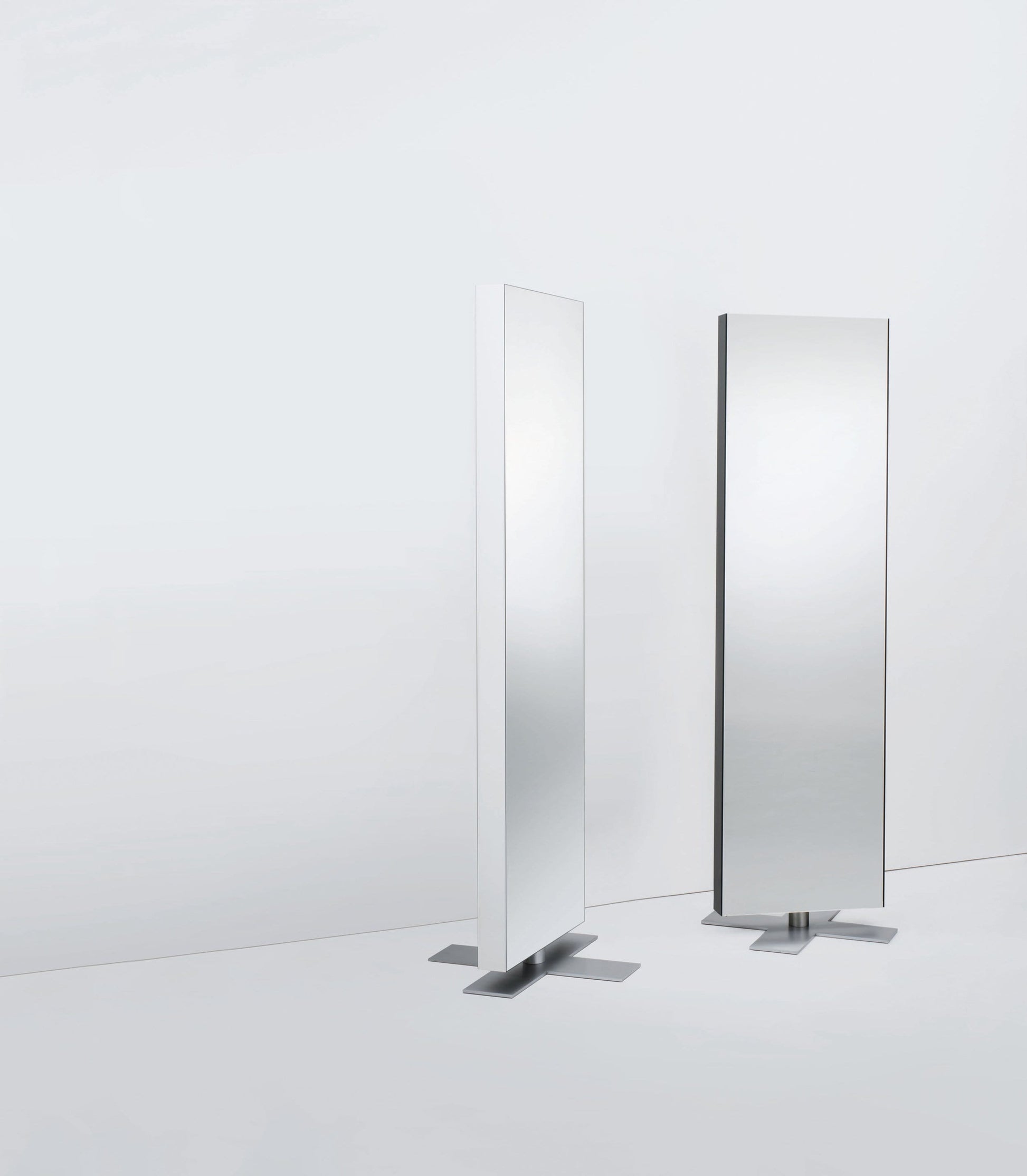 Giano a Stelo Mirror | Glas Italia | JANGEORGe Interior Design