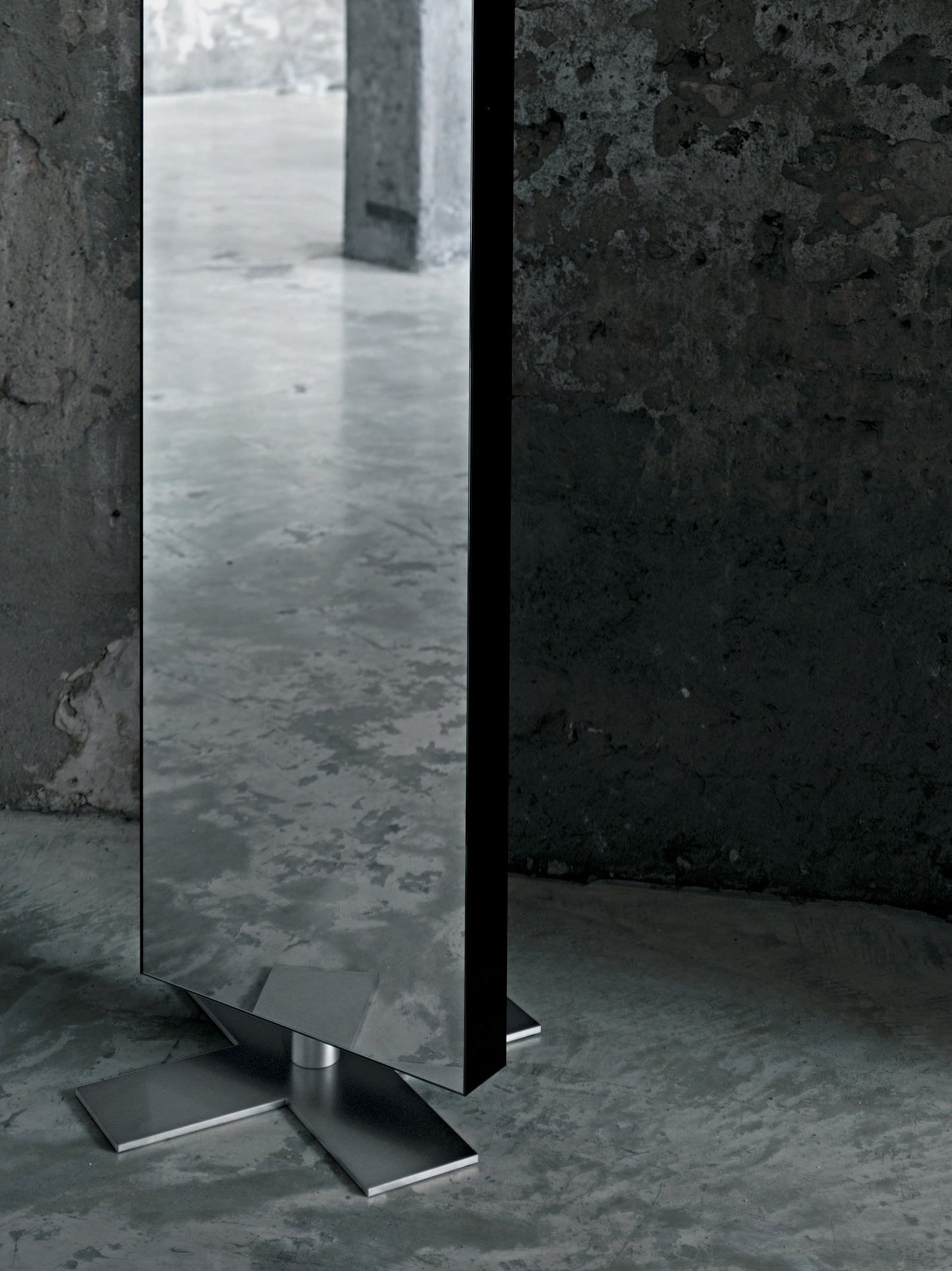 Giano a Stelo Mirror | Glas Italia | JANGEORGe Interior Design